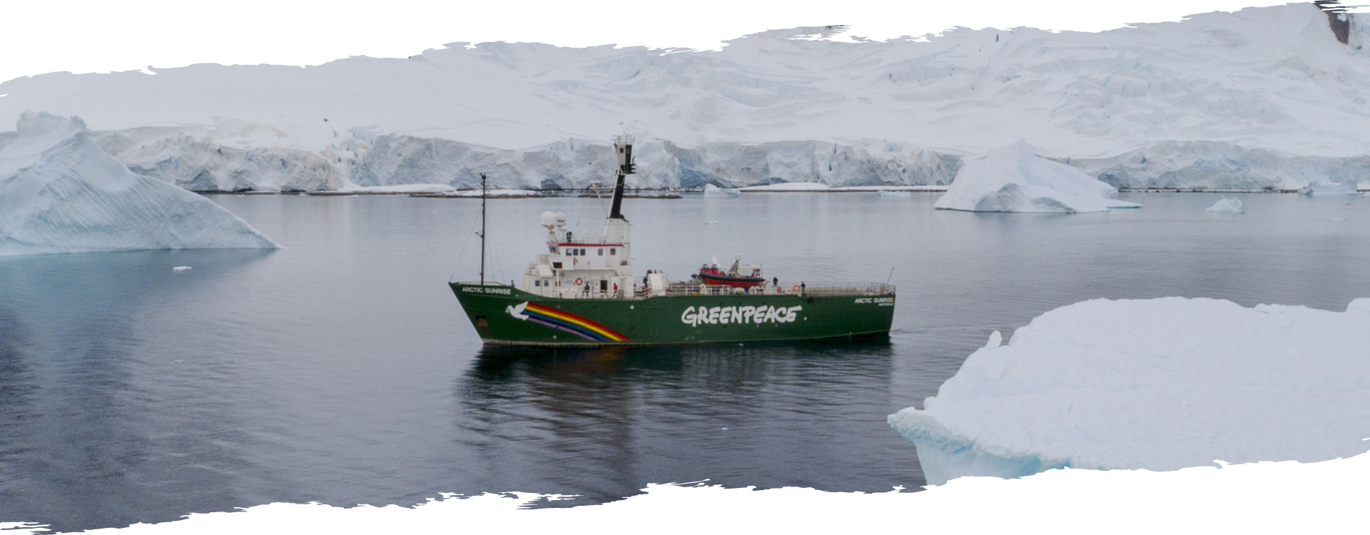 l'Artic Sunrise, bateau de la flotte Greenpeace, dans une baie au milieu de glaciers